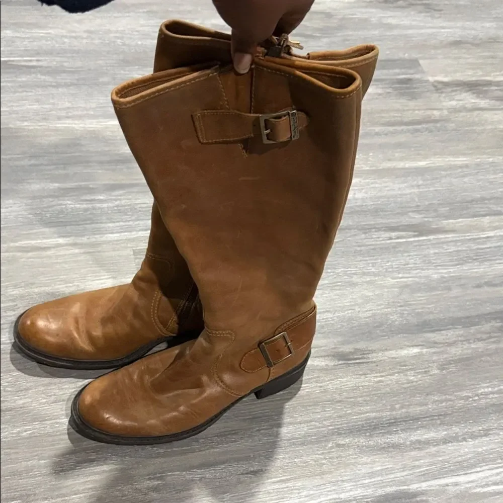 Wonen’s Timberland Distressed Leather Boots